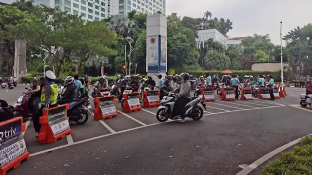 Arus Lalu Lintas di Belakang Gedung DPR