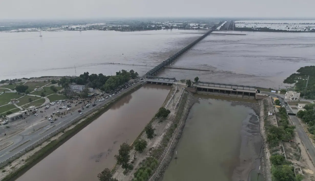 Perluasan pencarian dilakukan karena Departemen Meteorologi Pakistan mengumumkan hujan deras masih akan terjadi dan akan membuat wilayah terdampak semakin luas. (AP Photo/Jahan Zeb)