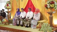 Syamsuar-Edy Nasution merupakan cagub dan cawagub yang duduk pertama kali di pelaminan KPU Riau, pada Senin 8 Januari 2018. (Liputan6.com/M SYukur)