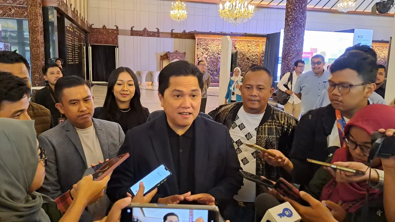 Menteri BUMN Erick Thohir di Taman Mini Indonesia Indah (TMII), Jakarta, Sabtu (28/10/2023). erick Thohir memberikan update mengenai posisi wamen BUMN setelah Rosan Roeslani mengundurkan diri.