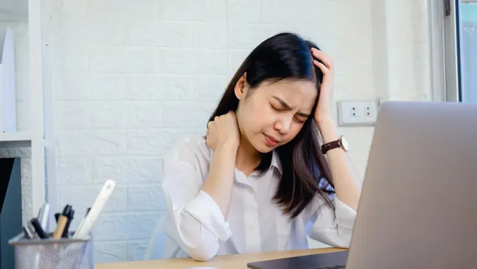 Nyeri Leher Bisa Menyerang Siapa Saja, Yuk Ketahui Solusi Penanganan Minimal Invasif di RS EMC Tangerang