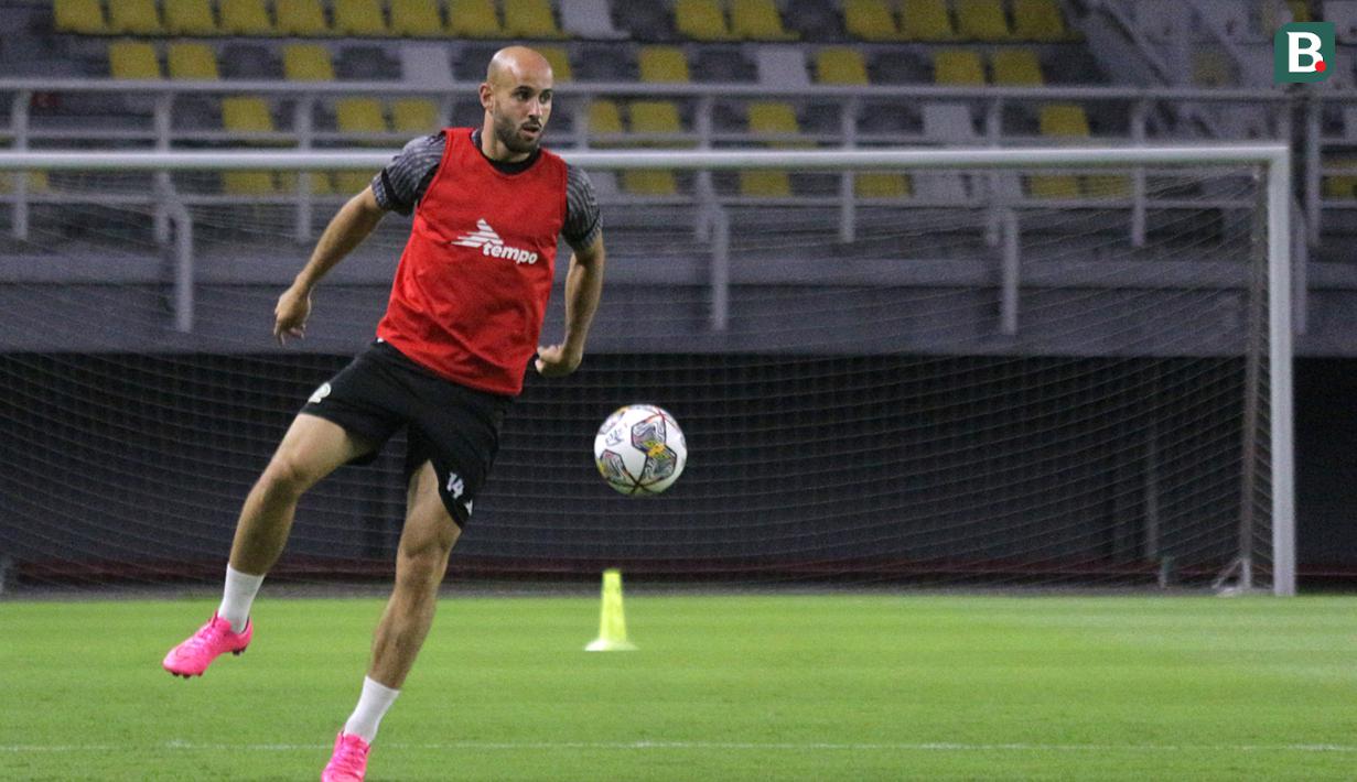 <p>Pemain Timnas Palestina, Mohammed Rashid menjalani sesi latihan di Stadion Gelora Bung Tomo, Surabaya, Selasa (13/6/2023) malam jelang pertandingan FIFA Matchday melawan Timnas Indonesia. (Bola.com/Aditya Wany)</p>