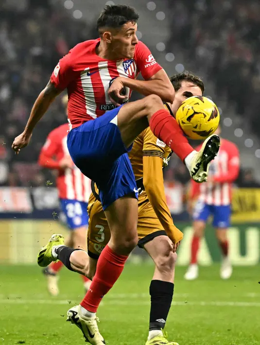 Atletico membuka keunggulan di menit ke-35 lewat sundulan Reinildo Mandava. (JAVIER SORIANO/AFP)