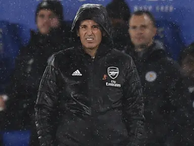 Manajer Arsenal Unai Emery menyaksikan anak asuhnya bertanding melawan Leicester City pada pertandingan Liga Inggris di King Power Stadium, Leicester, Inggris, Sabtu (9/11/2019). Arsenal resmi memecat Unai Emery dari jabatannya sebagai manajer. (Oli SCARFF/AFP)