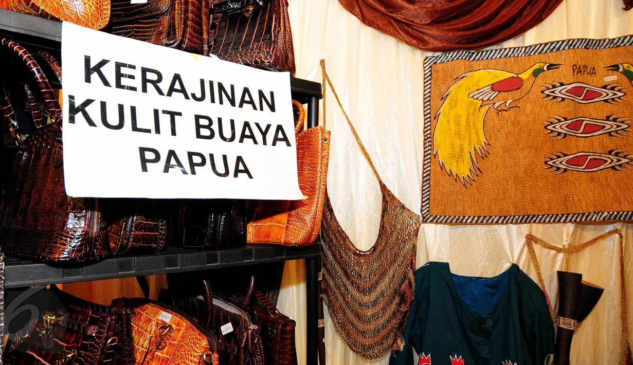 Suasana pameran produk-produk kerajinan dari berbagai daerah nusantara di gedung SMESCO, Jakarta, Jumat (5/6/2015). Pameran ini diikuti 116 peserta dari 33 provinsi di Tanah Air dalam rangka memeriahkan HUT Dekranas Ke–35. (Liputan6.com/Yoppy Renato)