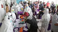 Petugas medis Gugus Tugas Kabupaten Bogor melakukan swab test dan rapid test kepada para pedagang Pasar Cileungsi, Kabupaten Bogor, Jawa Barat, Selasa (16/6/2020). Sebelumnya, Pasar Cileungsi sempat menjadi klaster penyebaran COVID-19. (merdeka.com/Imam Buhori)