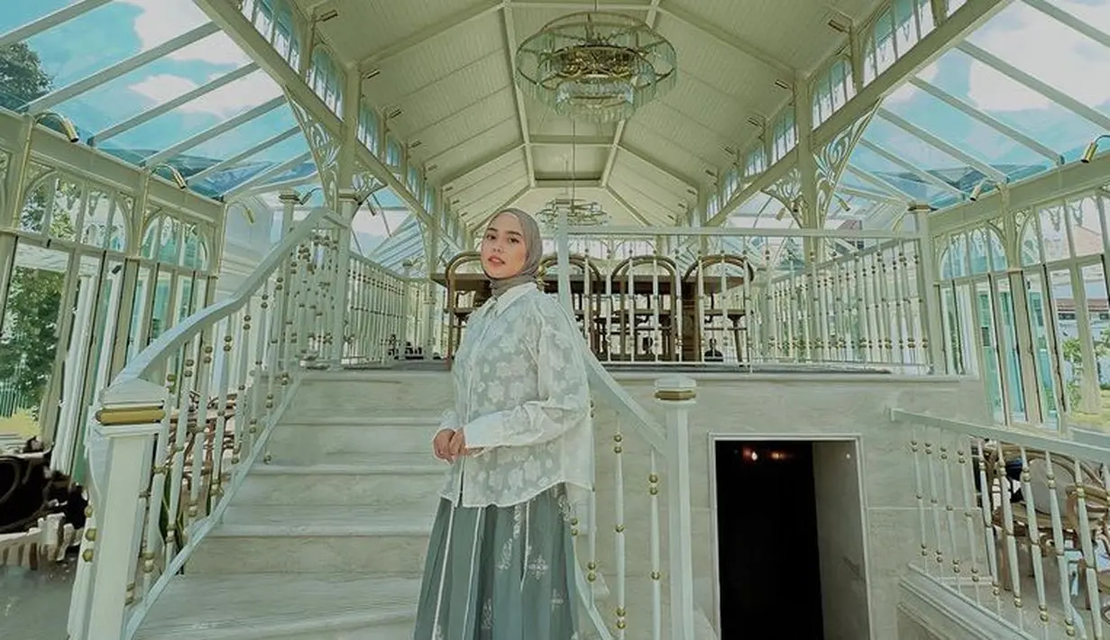 Dara tampil mengenakan kemeja lengan panjang warna putih dengan aksen bordiran dipadukan rok panjang hijau dan kerudung serasi. [@daraarafah]