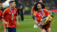 Bek kiri Timnas Spanyol, Marc Cucurella (kanan) menimang trofi Euro 2024. (AFP/Ina Fassbender)