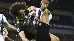 Aksi pemain Chelsea, David Luiz menghalau bola dari kejaran pemain West Bromwich pada lanjutan Premier League di di Hawthorns Stadium, West Bromwich, (12/5/2017). Chelsea menang 1-0.  (Nick Potts/PA via AP)