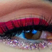 Eyeshadow pink glitter. (via: Instagram/@sal_qu)
