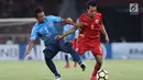 Penyerang Persija, Novri Setiawan (kiri) berebut bola dengan pemain Johor Darul Takzim, Adam Nor Azlin pada lanjutan penyisihan Grup H Piala Asia 2018 di Stadion GBK, Jakarta, Selasa (10/4). Persija menang telak 4-0. (Liputan6.com/Helmi Fithriansyah)