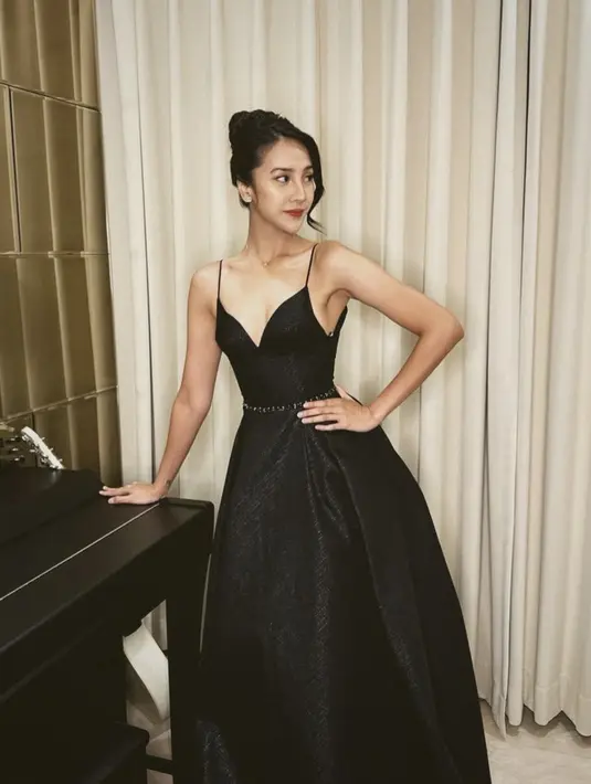 Anya Geraldine tampil bak princess dengan dress hitam berdada rendah spaghetti strapnya. @anyageraldine.