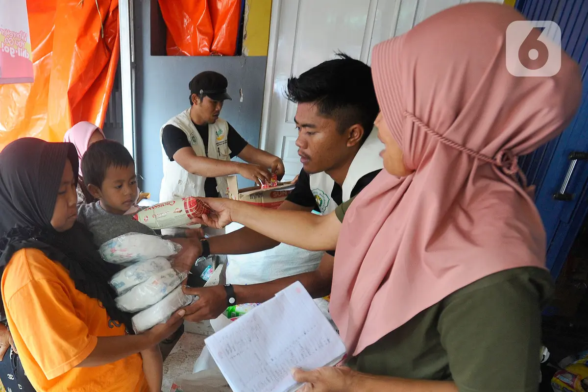 Warga Korban Gempa Cianjur Antre Dapatkan Bantuan
