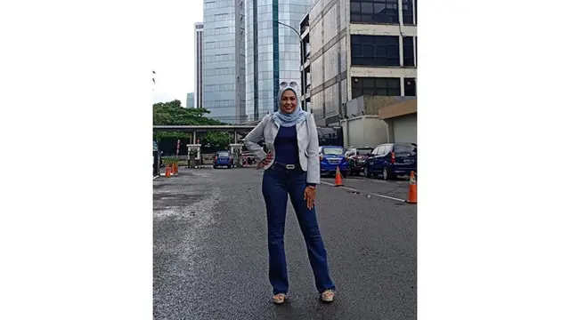 6 Gaya Foto Elly Sugigi Bak ABG, Ada yang di Pinggir Kolam Renang