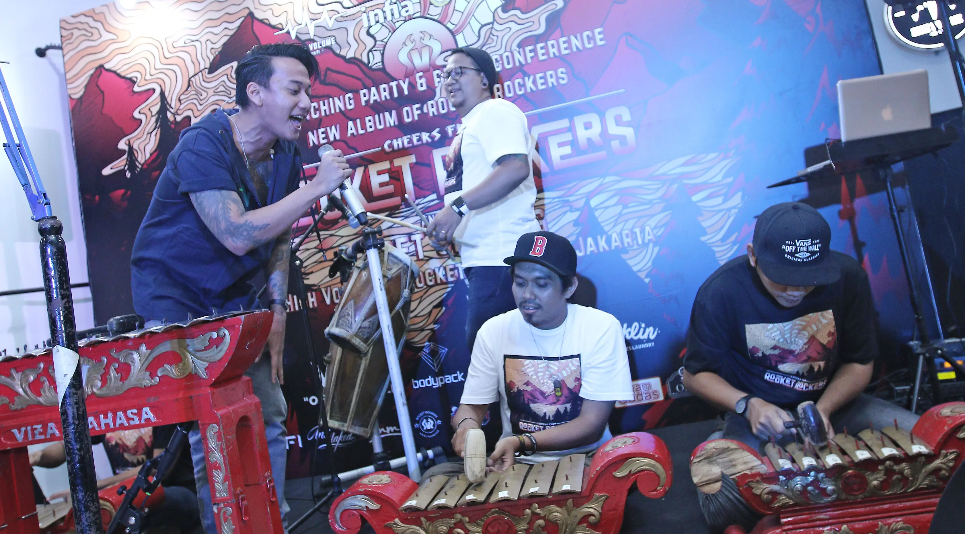 Penampilan Rocket Rockers dengan V1mast seusai  rilis album ke-6 di kawasan Tebet, Jakarta, Rabu (18/10/2017). (Foto: Liputan6.com / Herman Zakharia)