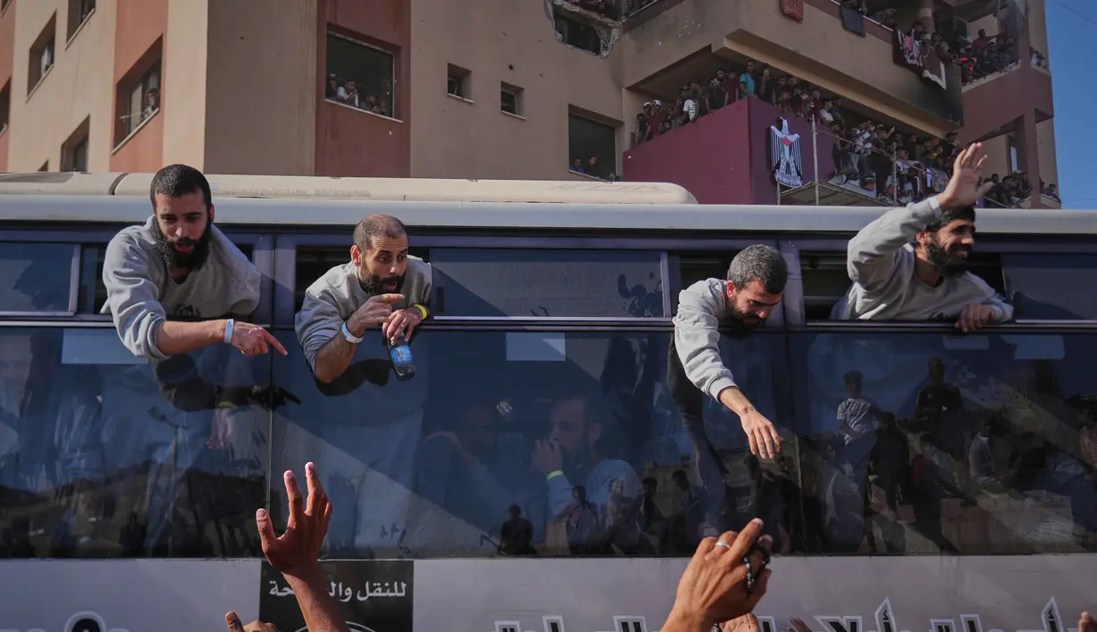 Bus-bus yang dioperasikan oleh Komite Palang Merah Internasional (ICRC) mengangkut para tahanan Palestina yang dibebaskan tiba melalui pintu perlintasan Kerem Shalom di bagian tenggara Gaza. (AP Photo/Abdel Kareem Hana)