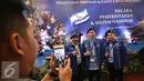 Sejumlah kader Demokrat berfoto bersama dengan putra mantan Presiden RI ke -6, Edhie Baskoro Yudhoyono usai acara Penataran Pimpinan dan Kader Partai Demokrat di Bogor, Jawa Barat, Senin (28/3). (Liputan6.com/Immanuel Antonius)