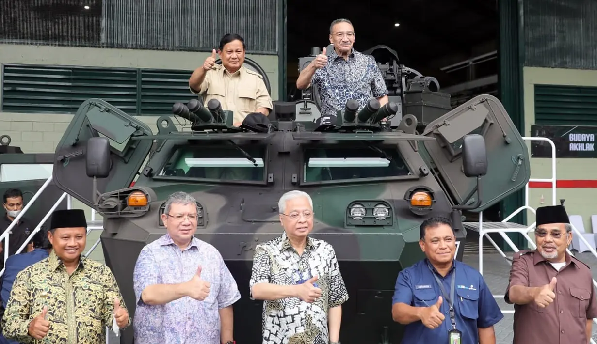 Menhan Prabowo Subianto (kiri atas) bersama Menhan Malaysia Dato’ Seri Hishammuddin Hussein (kanan atas) serta PM Malaysia Dato' Sri Ismail Sabri Yaakob (tengah bawah) saat mengunjungi kantor pusat PT Pindad (Persero) di Bandung, Jawa Barat, Kamis (11/11/2021). (Foto: Tim Dokumentasi Menhan Prabowo)