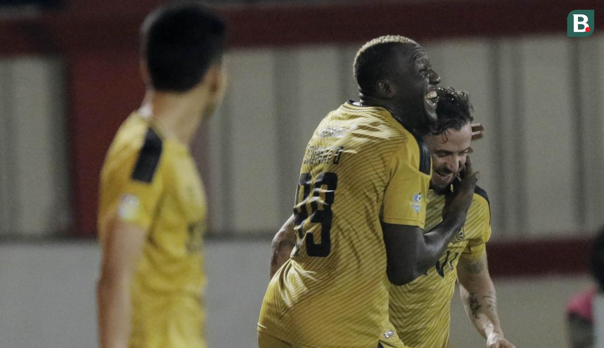 Gelandang Bhayangkara FC, Paulo Sergio bersama Herman Dzumafo merayakan gol ke gawang Madura United pada laga Liga 1 di Stadion PTIK, Jakarta, Kamis, (07/6/2018). (Bola.com/M Iqbal Ichsan)