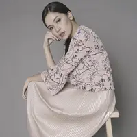 Alexandra Asmasoebrata pakai sneakers tampil sporty. (Image: alexandra.asma/instagram)