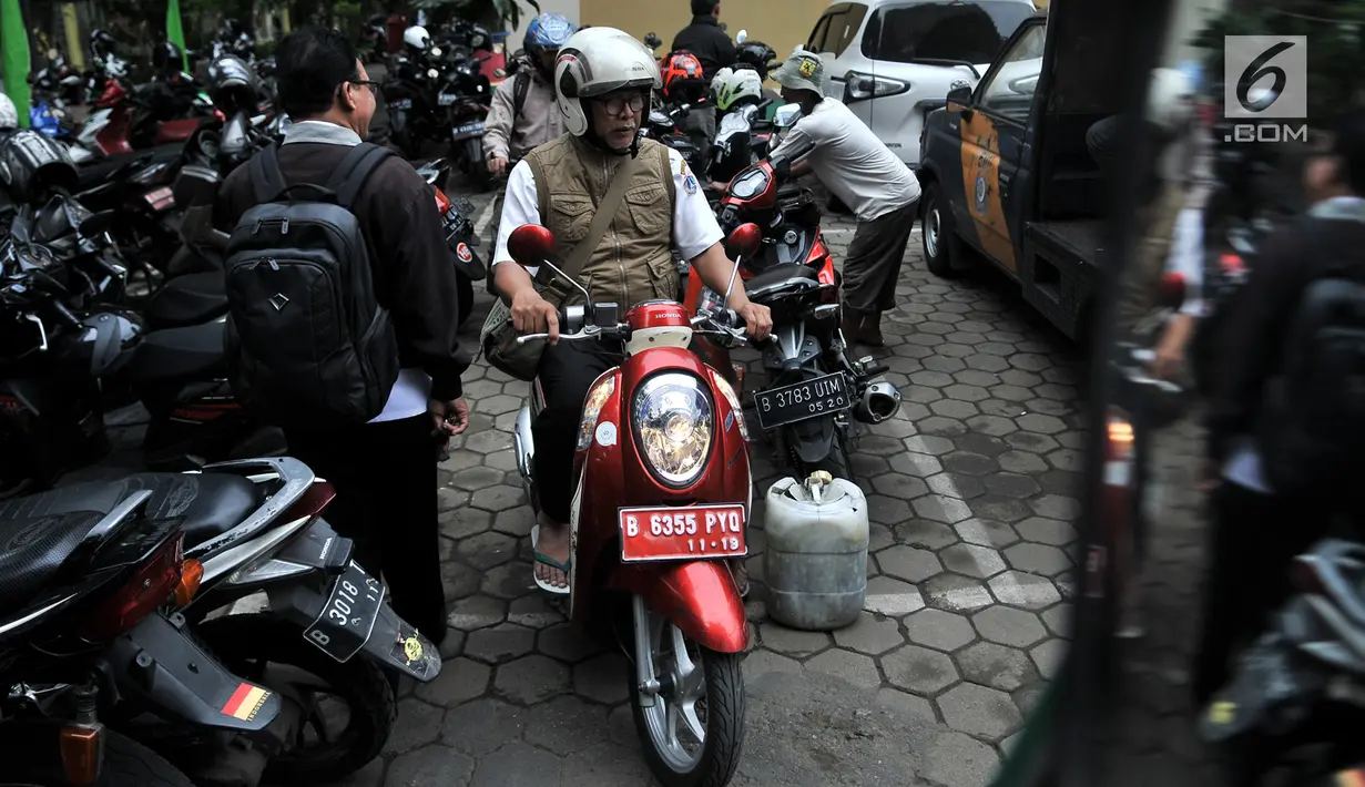 Pegawai kantor Balai Kota DKI Jakarta mengambil kendaraan yang diparkir di halaman Kelurahan Kebon Sirih, Jakarta, Rabu (16/1). Akibat penuhnya motor menggangu aktivitas serta pelayanan di kelurahan tersebut. (Merdeka.com/Iqbal S. Nugroho)