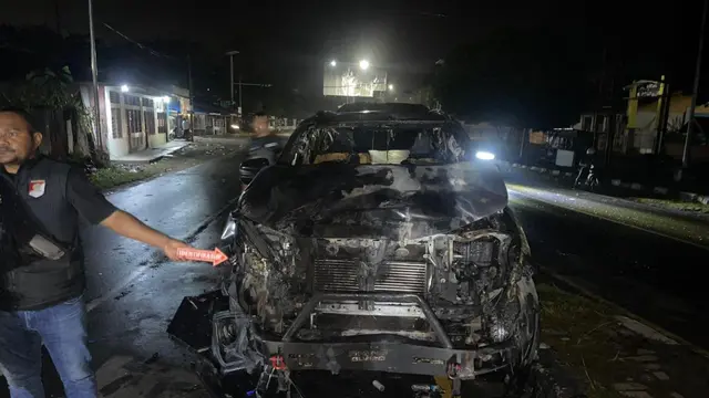 Kendaraan hangus terbakar saat kerusuhan di Stadion Lukas Enembe Papua. (Foto Polda Papua)