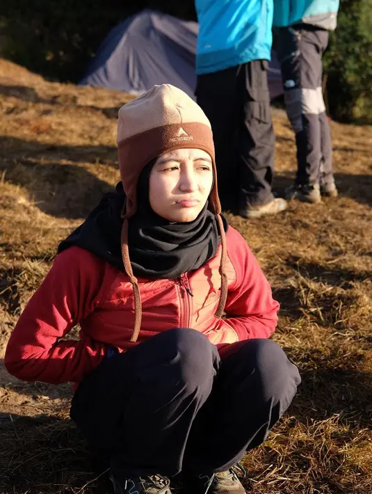 Ekspresi gadis kelahiran tahun 1997 ini memang selalu lucu. Tampil menggunakan jaket berwarna merah dan kupluk coklat, pemain film Cek Toko Sebelah ini  tampak memasukkan tangannya ke dalam saku jaket seakan sedang kedinginan. (Liputan6.com/IG/@arafahrianti)