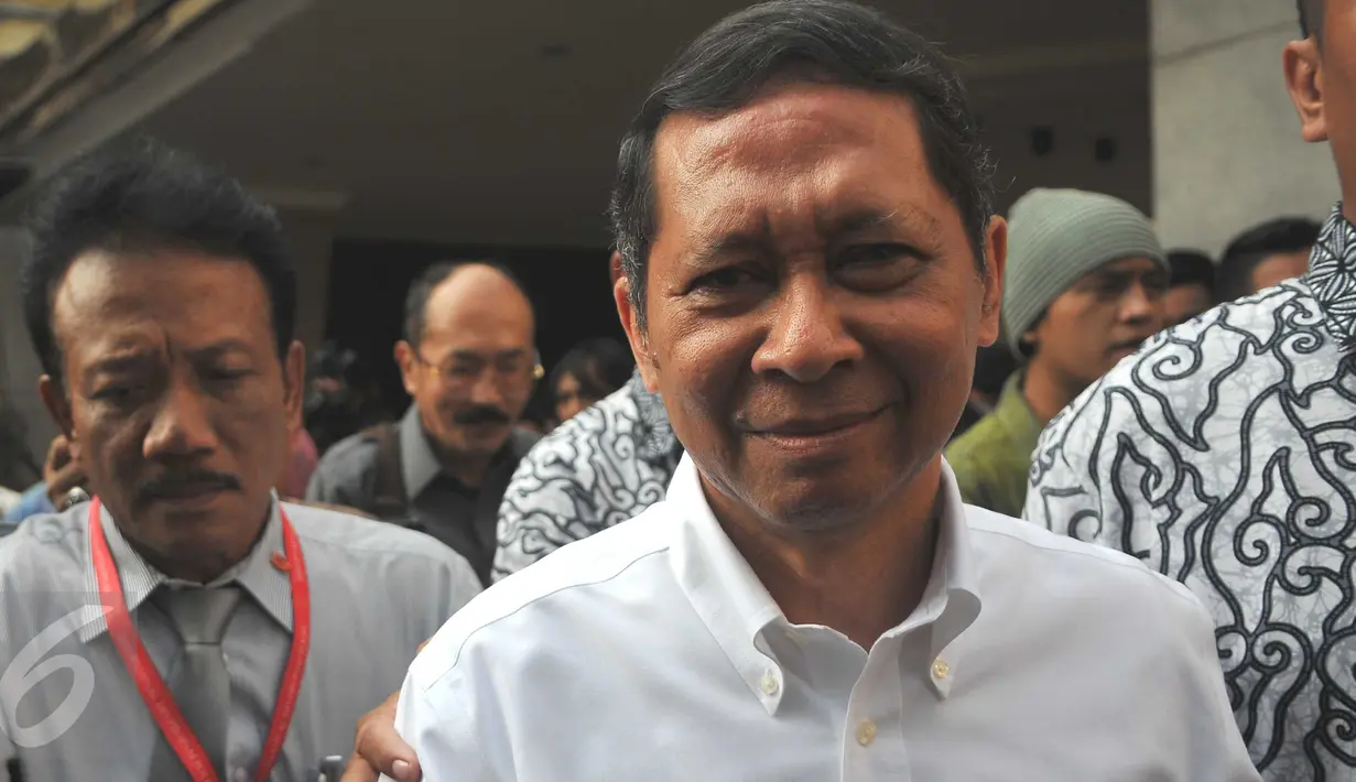 Direktur Utama PT Pelindo II, Richard Joost Lino menuju mobil yang menjemputnya usai menjalani pemeriksaan di Bareskrim Mabes Polri, Jakarta, (18/11/2015). RJ Lino diperiksa selama 6 jam dengan 12 pertanyaan. (Liputan6.com/Gempur M Surya)