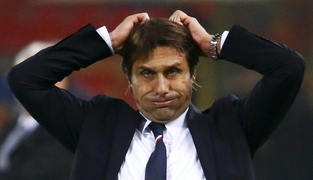 Pelatih Italia, Antonio Conte bereaksi saat timnya menghadapi Rumania pada laga persahabatan melawan Rumania di Stadion Renato Dall'Ara, Bologna, Rabu (18/11/2015) dini hari WIB. (REUTERS/Stefano Rellandini) 