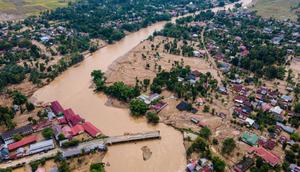 Gambar udara ini menunjukkan jembatan rusak akibat banjir bandang di jalan utama yang menghubungkan Aceh dan Sumatra Utara di Meureudu, Kabupaten Pidie Jaya, Provinsi Aceh, Indonesia pada 28 November 2025. (Chaideer MAHYUDDIN/AFP)