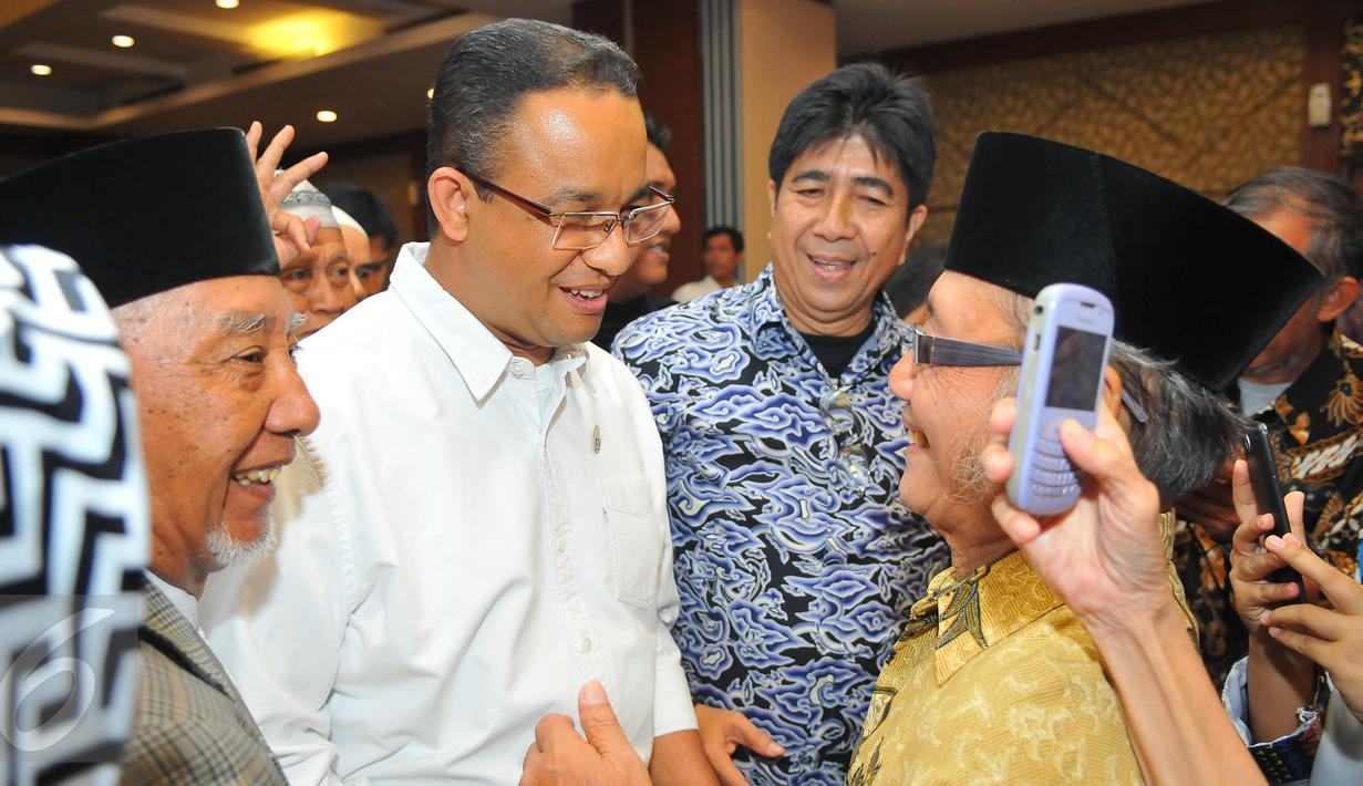 Cagub DKI Jakarta, Anis Baswedan saat berdialog dengan masyarakat Minang yang tinggal di Jakarta, Sabtu (21/1). Dalam dialog tersebut masyarakat Minang yang tergabung dalam DUNSANAK Anies-Sandi siap memenangkan pemilu DKI. (Liputan6.com/Angga Yuniar)