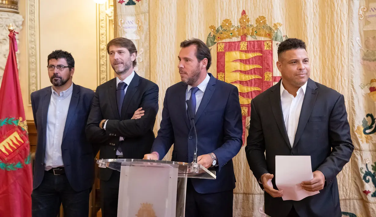 Legenda sepak bola Brasil Ronaldo (kiri), walikota Valladolid Oscar Puente, presiden Real Valladolid Carlos Suarez dan anggota dewan olahraga Valladolid Alberto Bustos saat konferensi pers di Valladolid, Spanyol, (3/9). (AFP Photo/Cesar Manso)