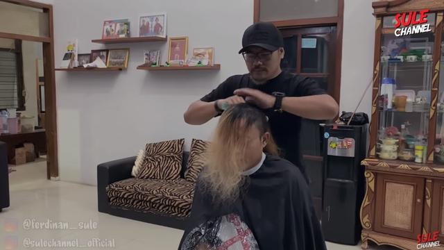 7 Potret Sule Cukur Rambut Panjang, Jadi Mirip Rizky Febian