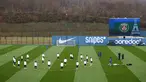 Para pemain Paris Saint-Germain saat menghadiri sesi latihan di Campus Paris Saint-Germain di Poissy, pinggiran barat Paris pada Selasa 27 Januari 2026. Pertarungan sengit memperebutkan tiket otomatis ke babak 16 besar Liga Champions 2025-2026 akan tersaji di stadion Parc des Princes, Paris, Prancis, Kamis (29/1/2026) dini hari WIB. (Franck FIFE/AFP)