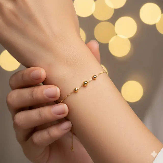 7. Gelang Rantai dengan Hiasan Lima Manik Emas Polos Mini