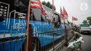 Satu per satu bendera partai politik ditertibkan oleh petugas Satpol PP. (Liputan6.com/Faizal Fanani)
