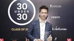 Penampilan pria 27 tahun ini saat memakai setelan jas juga tak luput dari sorotan. Pasalnya, dirinya terlihat cukup berbeda dengan setelan jas motif kotak serta sebuah kemeja putih saat menghadiri acara Forbes Indonesia’s 30 under 30. (Liputan6.com/IG/@kevin_sanjaya)