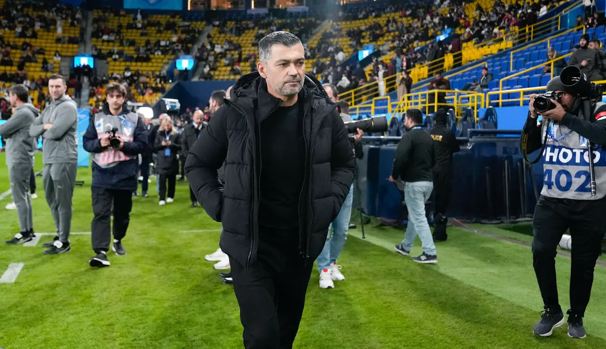 Juru taktik anyar AC Milan, Sergio Conceicao, tak segan menunjukkan jati diri sebagai pelatih yang galak. Pria asal Portugal itu sempat memarahi para pemain AC Milan di ruang ganti. Alhasil pemain Rossoneri berhasil comeback atas Juventus dan mengunci kemenangan dengan skor 2-1. (AP Photo/Altaf Qadri)