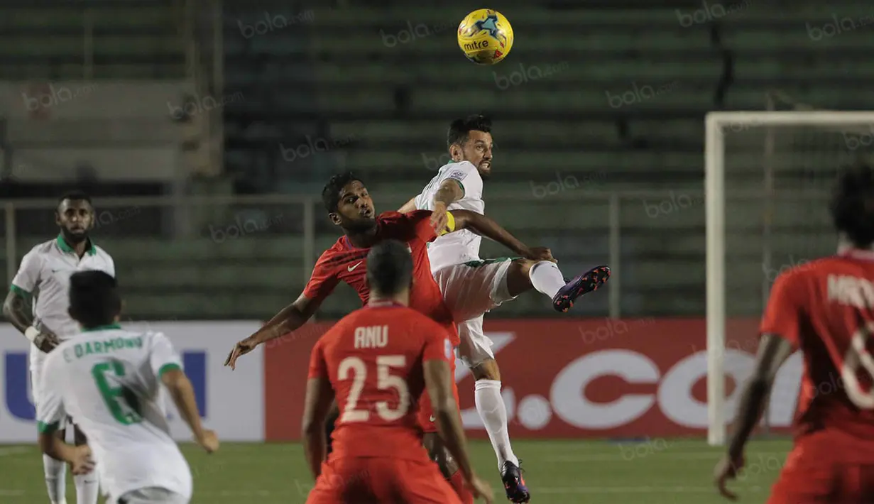 Gelandang Timnas Indonesia, Stefano Lilipaly, duel udara dengan pemain Singapura pada laga Piala AFF 2016 di Filipina, Jumat (25/11/2016). Indonesia tertinggal 0-1 dari Singapura. (Bola.com/Nicklas Hanoatubun)
