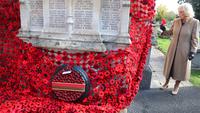 Kunjungi Pameran, Ratu Camilla Lengkapi Rangkaian 10.000 Bunga Poppy
