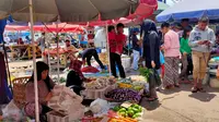 Aktivitas Pasar Tradisional Lemabang Palembang sebelum dibatasi jarak lapaknya (Liputan6.com / Nefri Inge)