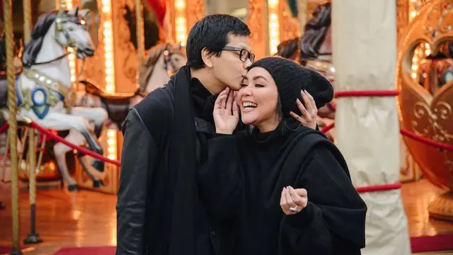 [Bintang] 24 Tahun Berumah Tangga, Ini 8 Potret Mesra Armand Maulana - Dewi Gita