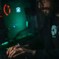 Rekayasa sosial untuk menyerang perusahaan. (Foto: Unsplash/KeepCoding)