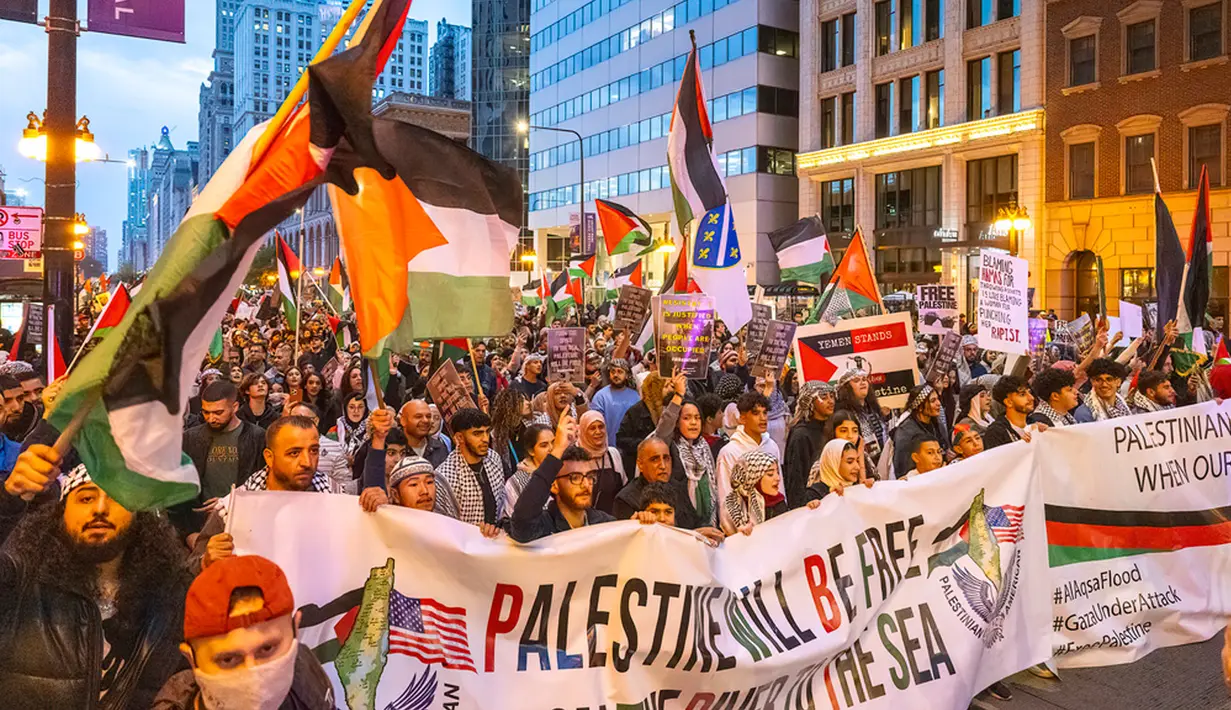 Aksi-aksi membela Palestina juga muncul di negara-negara yang secara resmi mengecam serangan Hamas dan tutup mata atas kekerasan Israel. (Tyler Pasciak LaRiviere/Chicago Sun-Times via AP)