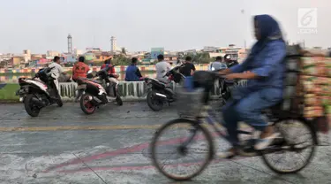 Warga memarkirkan sepeda motor di trotoar Danau Sunter, Jakarta, Senin (22/7/2019). Tidak adanya fasilitas parkir di kawasan tersebut menyebabkan pengunjung Danau Sunter memarkirkan sepeda motor mereka di sepanjang trotoar sehingga mengganggu akses pejalan kaki. (merdeka.com/Iqbal Nugroho)