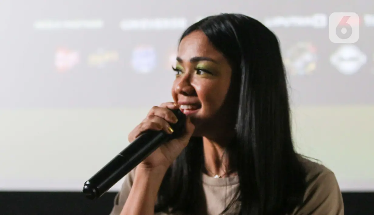 Aktris Nirina Nirina Zubir memberikan keterangan saat jumpa pers peluncuran film Keluarga Cemara 2 di Jakarta, Senin (20/6/2022). Film Keluarga Cemara 2 akan tayang pada 23/6/2022, yang menceritakan drama kehidupan keluarga yang hits era tahun 90an. (Liputan6.com/Herman Zakharia)
