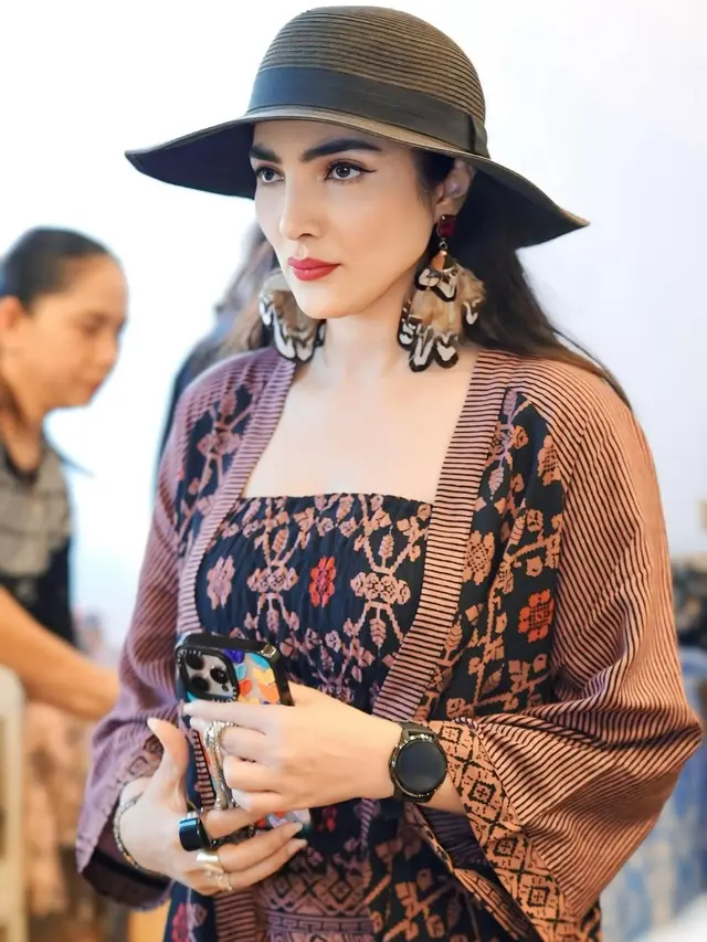 Gaya Turis Modis dari Ashanty Saat Liburan ke Bali, Pakai Wastra Modern dari Brand Lokal Kesayangannya
