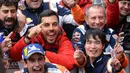 Perayaan kemenangan Marc Marquez bersama tim Repsol Honda juara pada balapan yang berlangsung di Sirkuit Le Mans, Prancis, Minggu (19/5). Kemenangan tersebut membuat Marquez kokoh di puncak klasemen pebalap Moto GP. (AFP/ Jean Francois Monier)