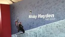 Fans memberikan penghormatan untuk mendiang Nicky Hayden di Laguna Seca, AS. (Bola.com/Twitter/HondaPowersprts)