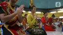 Umat Buddha mengikuti prosesi pradaksina dengan mengelilingi Vihara Arya Dwipa Arama, di kompleks Taman Mini Indonesia Indah (TMII), Jakarta, Kamis (23/5/2024). (Liputan6.com/Herman Zakharia)